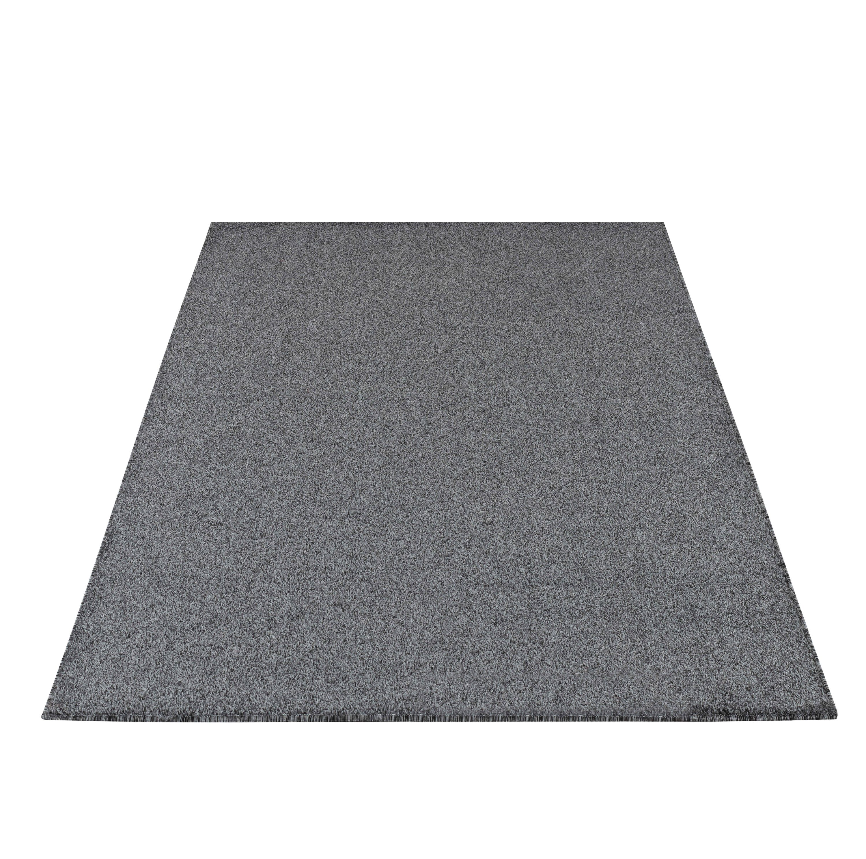 Tapis uni gris à poils courts, doux, idéal pour le salon, la chambre ou la cuisine.