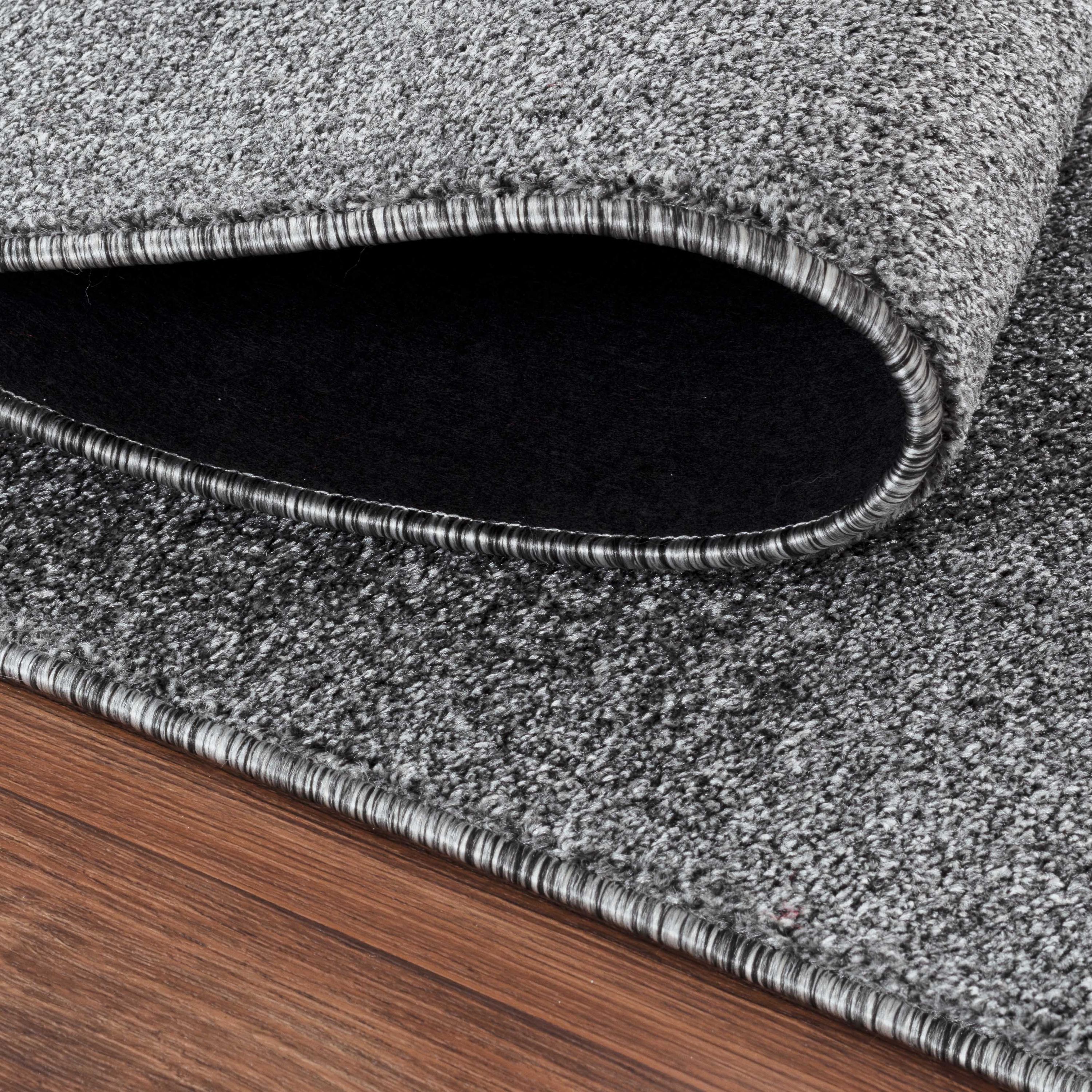 Tapis uni gris à poils courts, doux, idéal pour le salon, la chambre ou la cuisine.