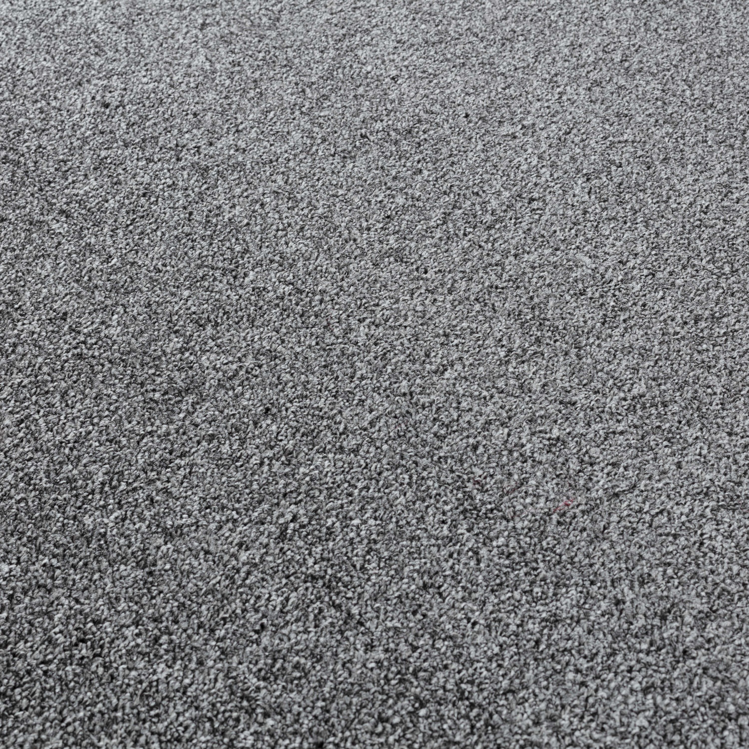 Tapis uni gris à poils courts, doux, idéal pour le salon, la chambre ou la cuisine.