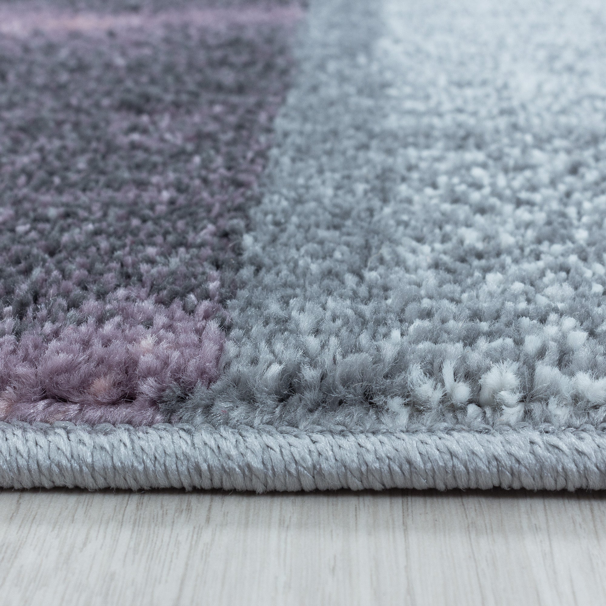 Tapis de salon design moderne, doux, à poils courts, design à carreaux, robuste