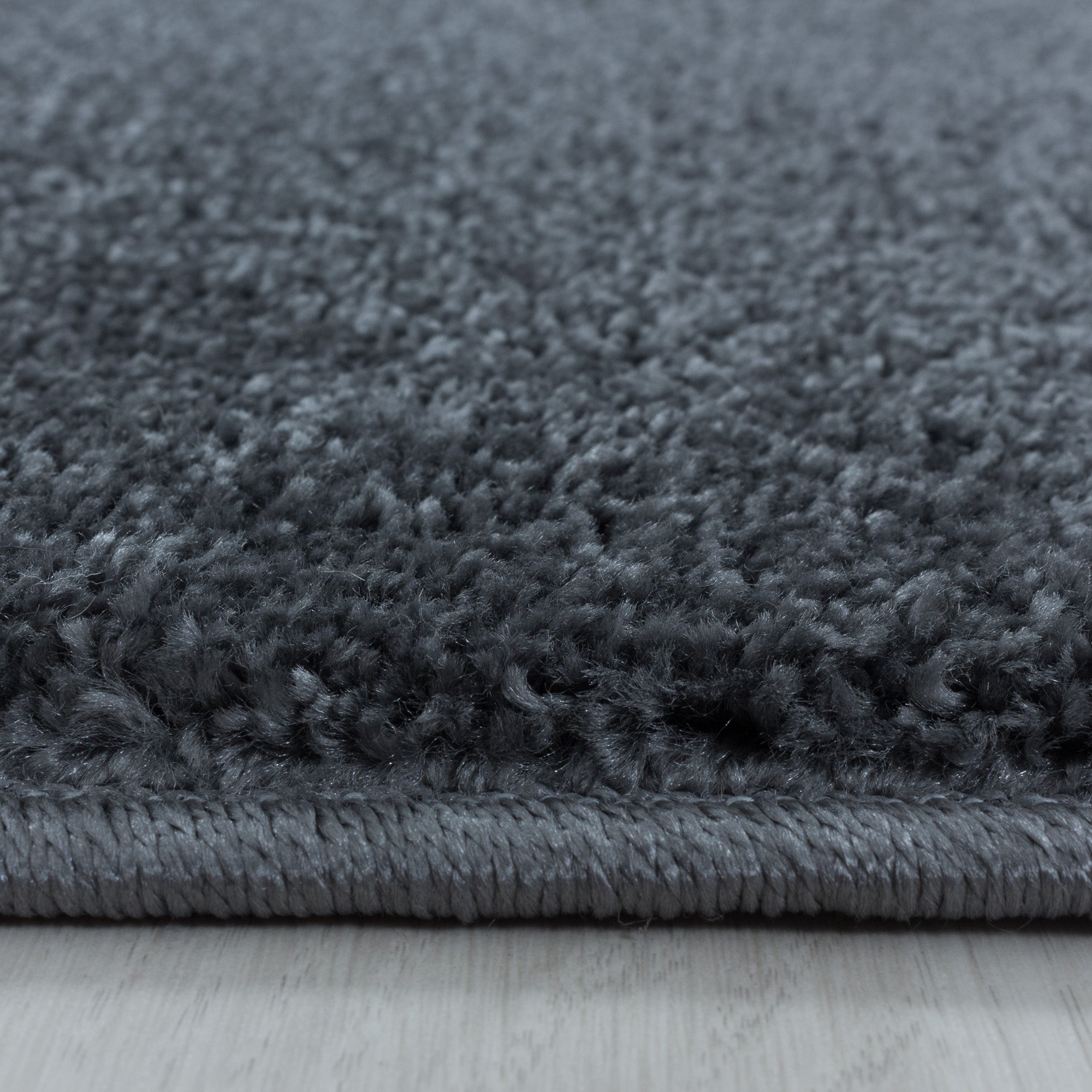 Tapis de salon design moderne à poils ras, uni, robuste, facile d'entretien.