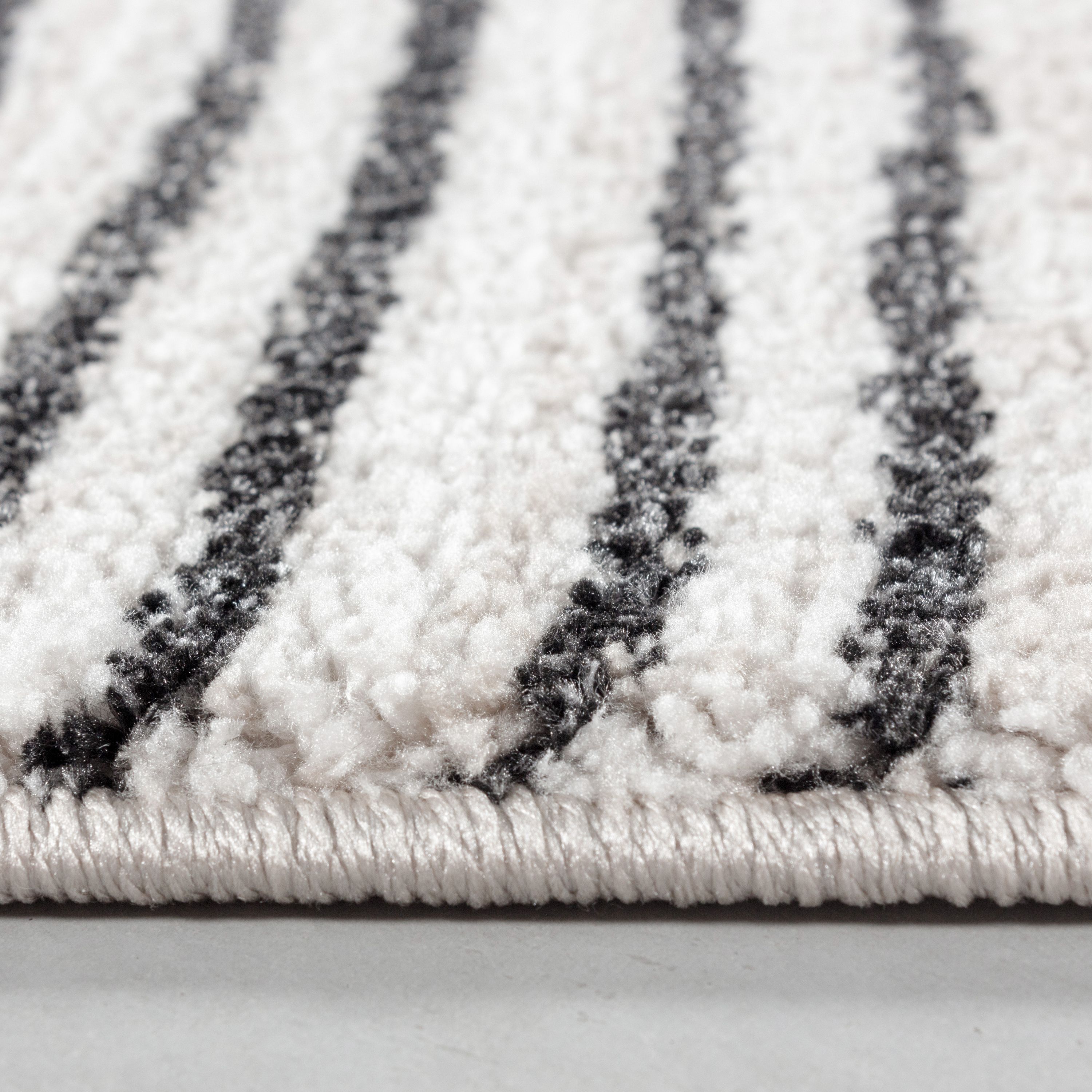 Tapis à poils ras salon design rayé style scandinave aspect naturel
