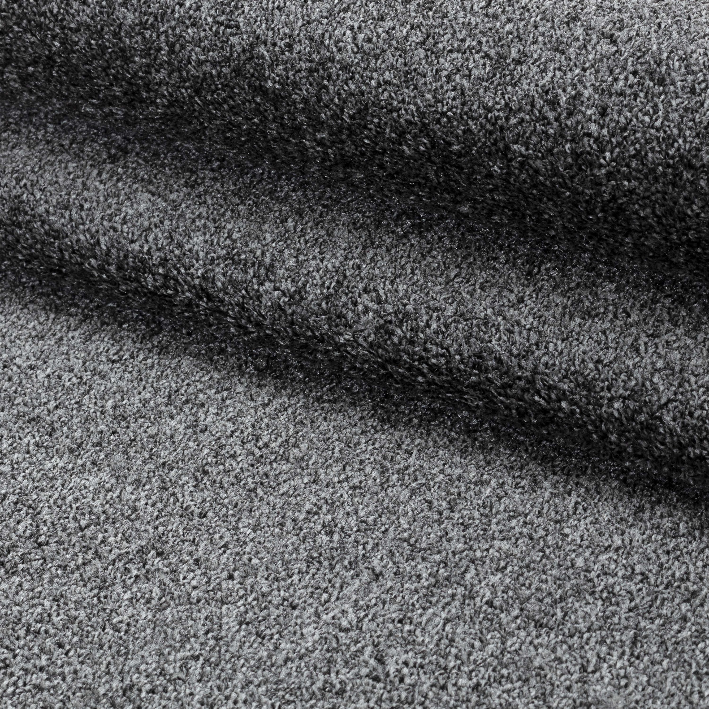 Tapis uni gris à poils courts, doux, idéal pour le salon, la chambre ou la cuisine.